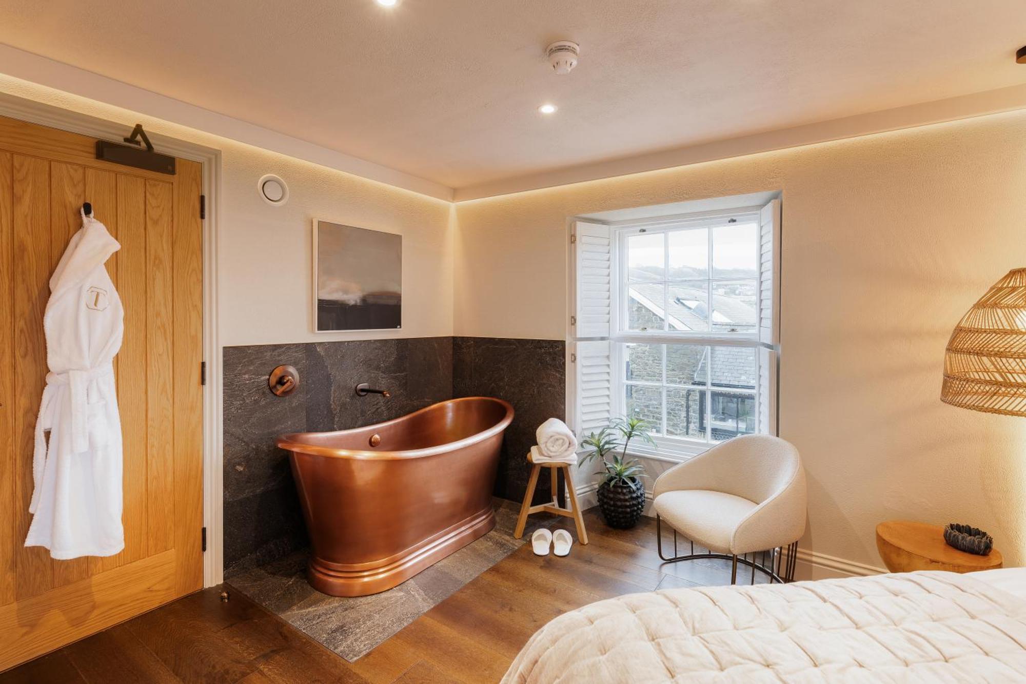 Hive Townhouse Hotel Аберерън Екстериор снимка