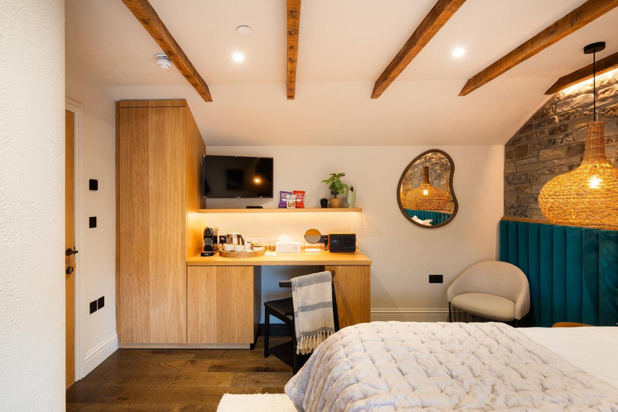 Hive Townhouse Hotel Аберерън Екстериор снимка