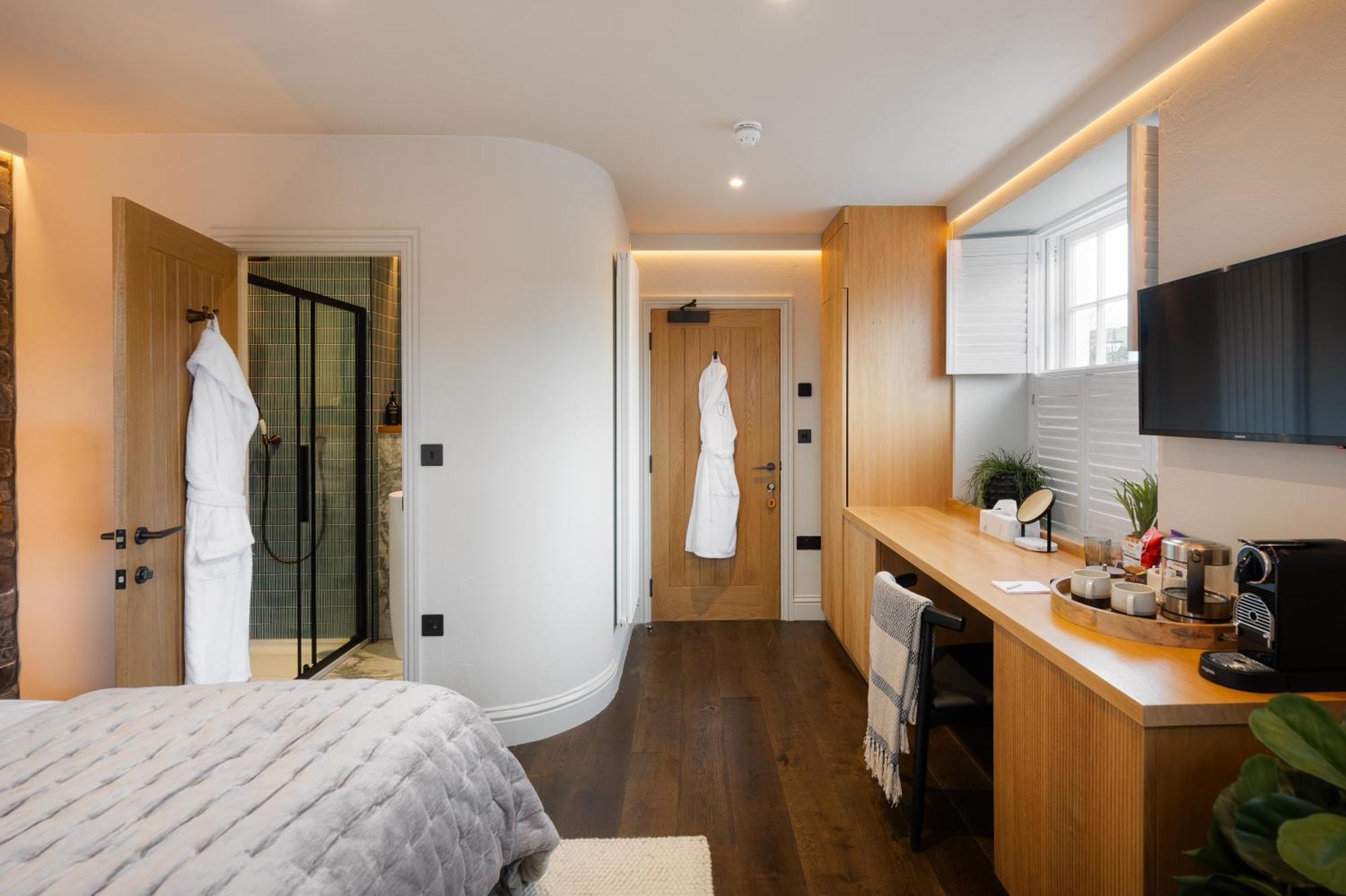 Hive Townhouse Hotel Аберерън Екстериор снимка