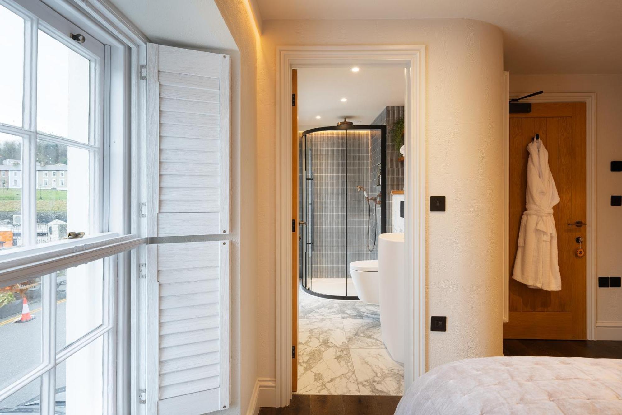 Hive Townhouse Hotel Аберерън Екстериор снимка