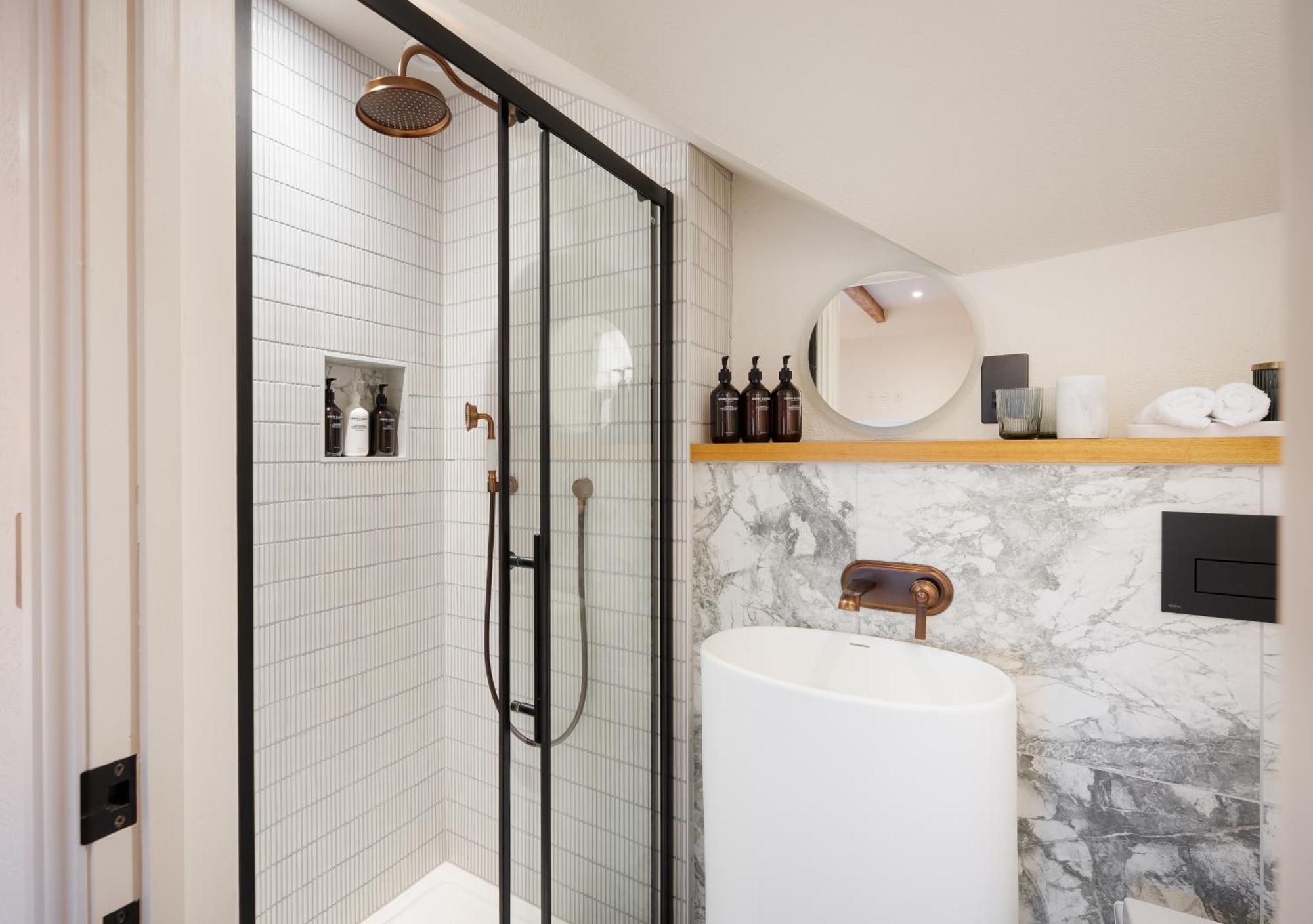 Hive Townhouse Hotel Аберерън Екстериор снимка