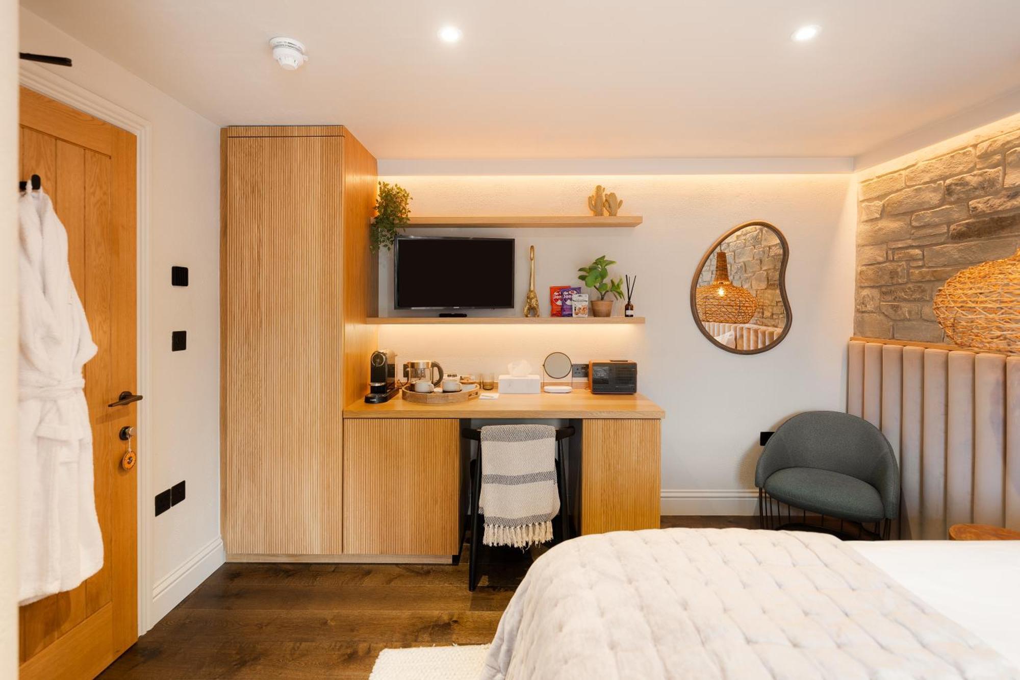 Hive Townhouse Hotel Аберерън Екстериор снимка