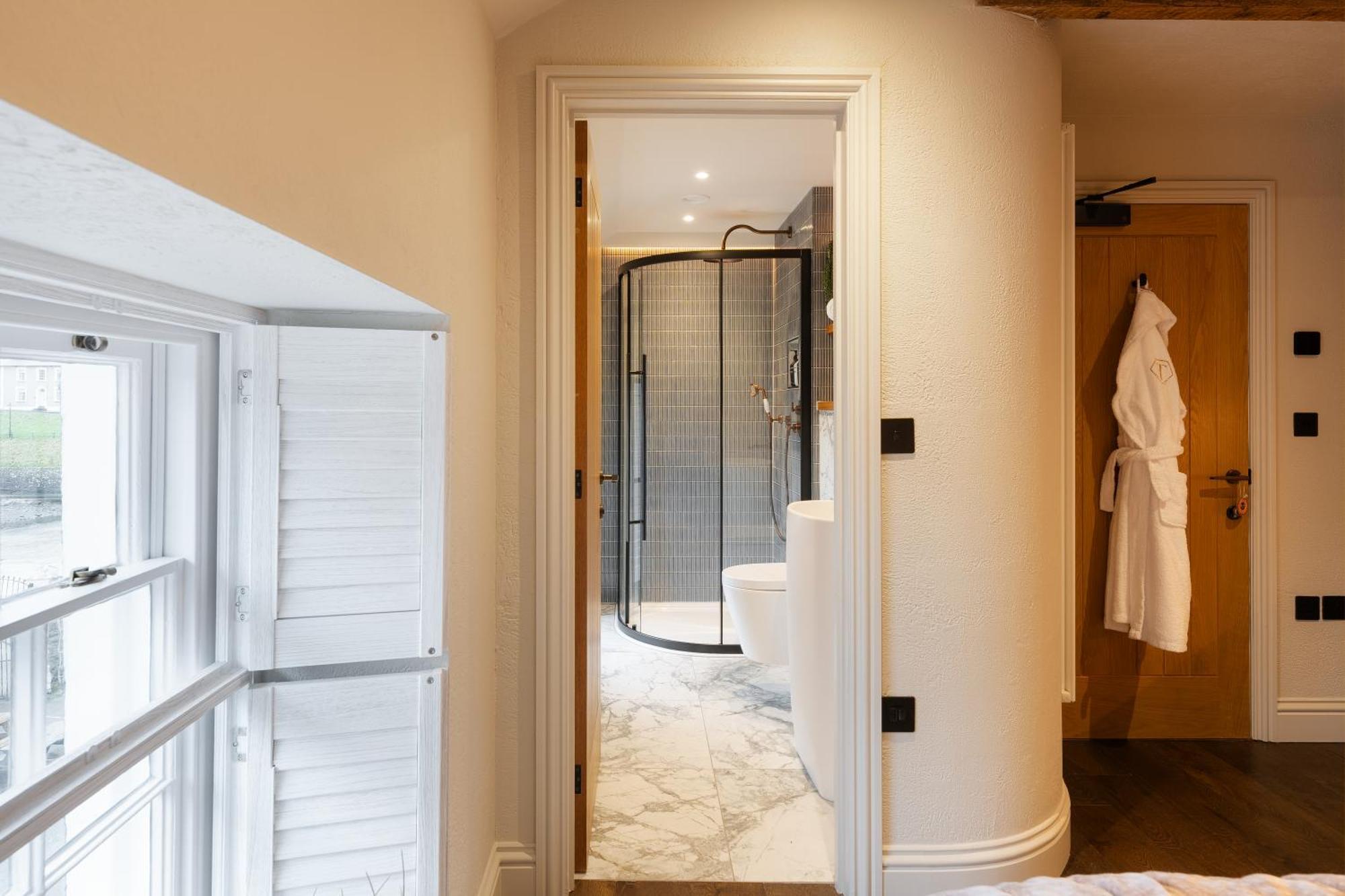 Hive Townhouse Hotel Аберерън Екстериор снимка