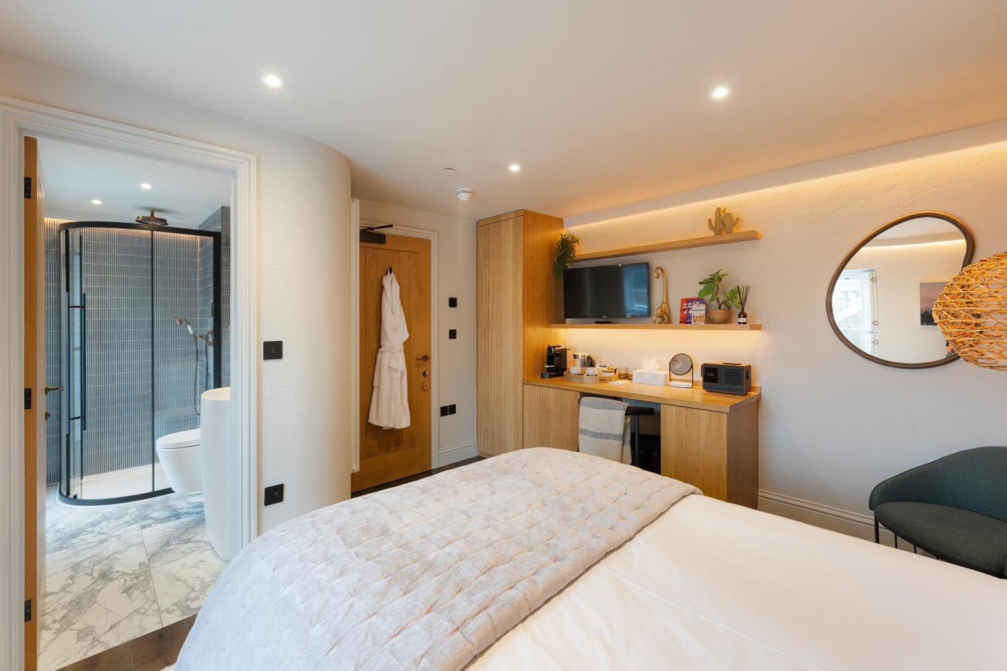 Hive Townhouse Hotel Аберерън Екстериор снимка