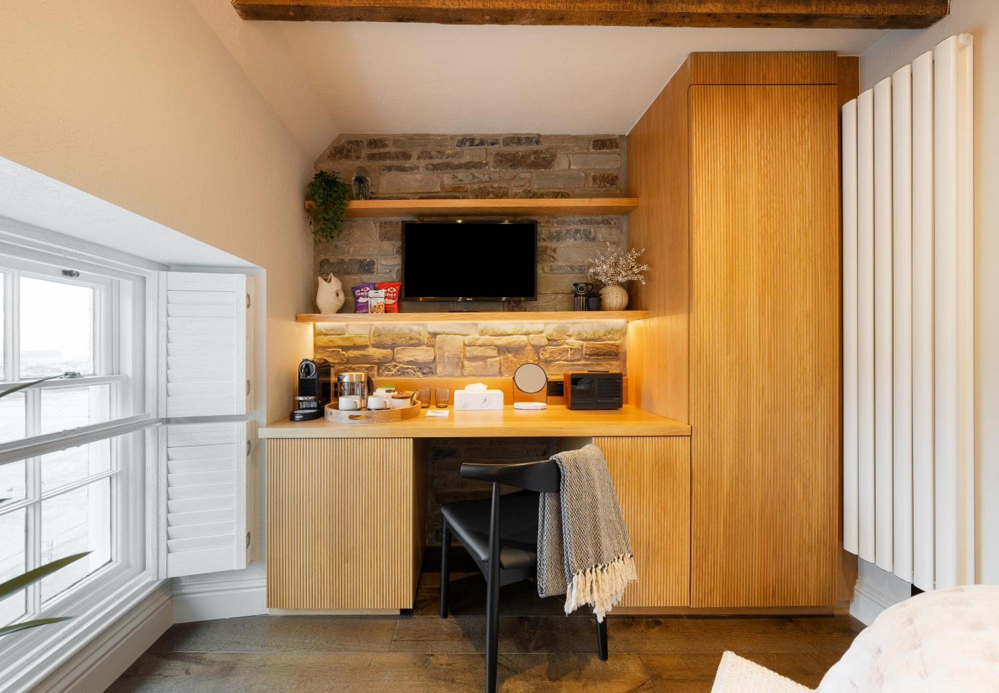 Hive Townhouse Hotel Аберерън Екстериор снимка