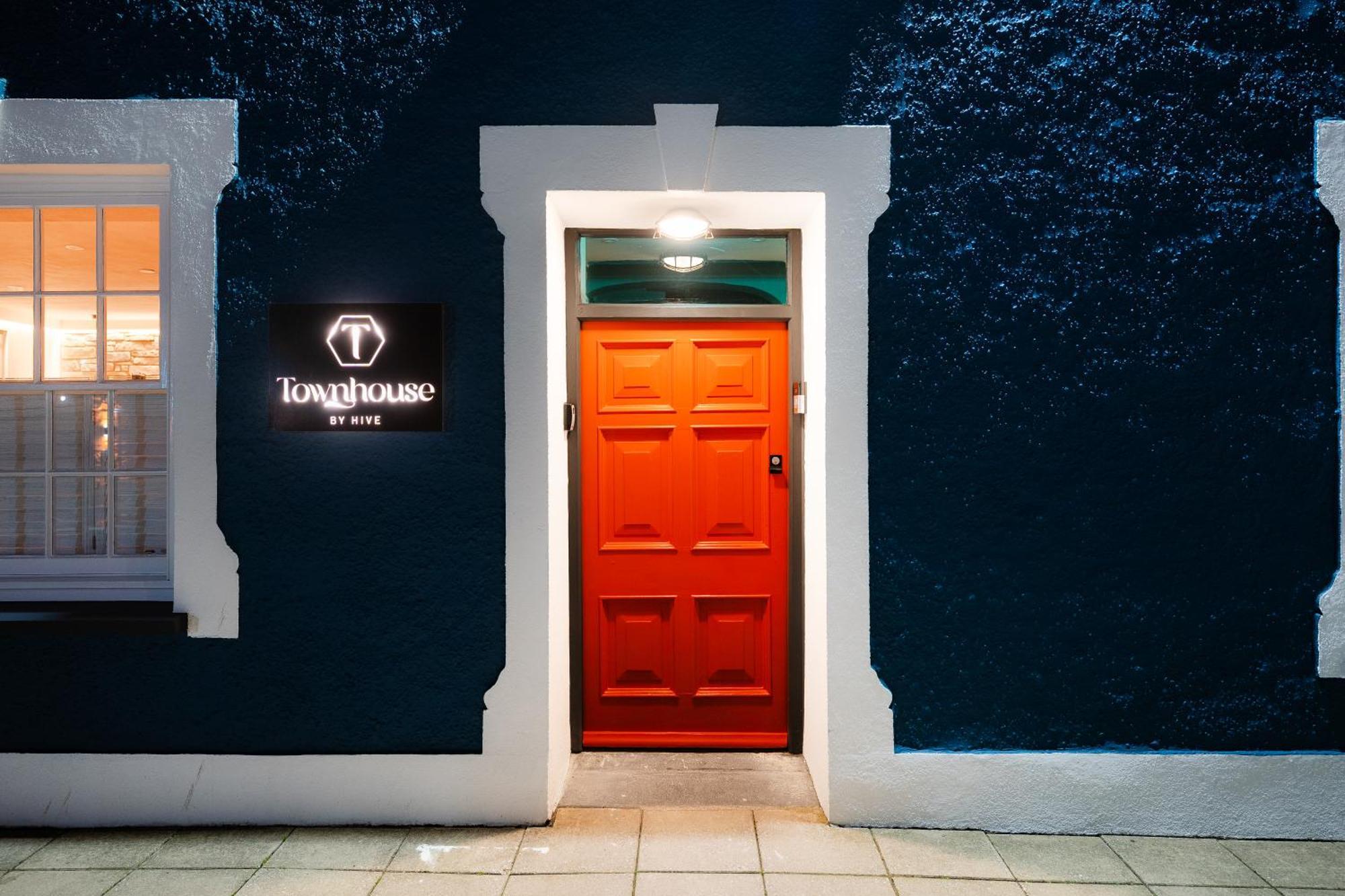 Hive Townhouse Hotel Аберерън Екстериор снимка