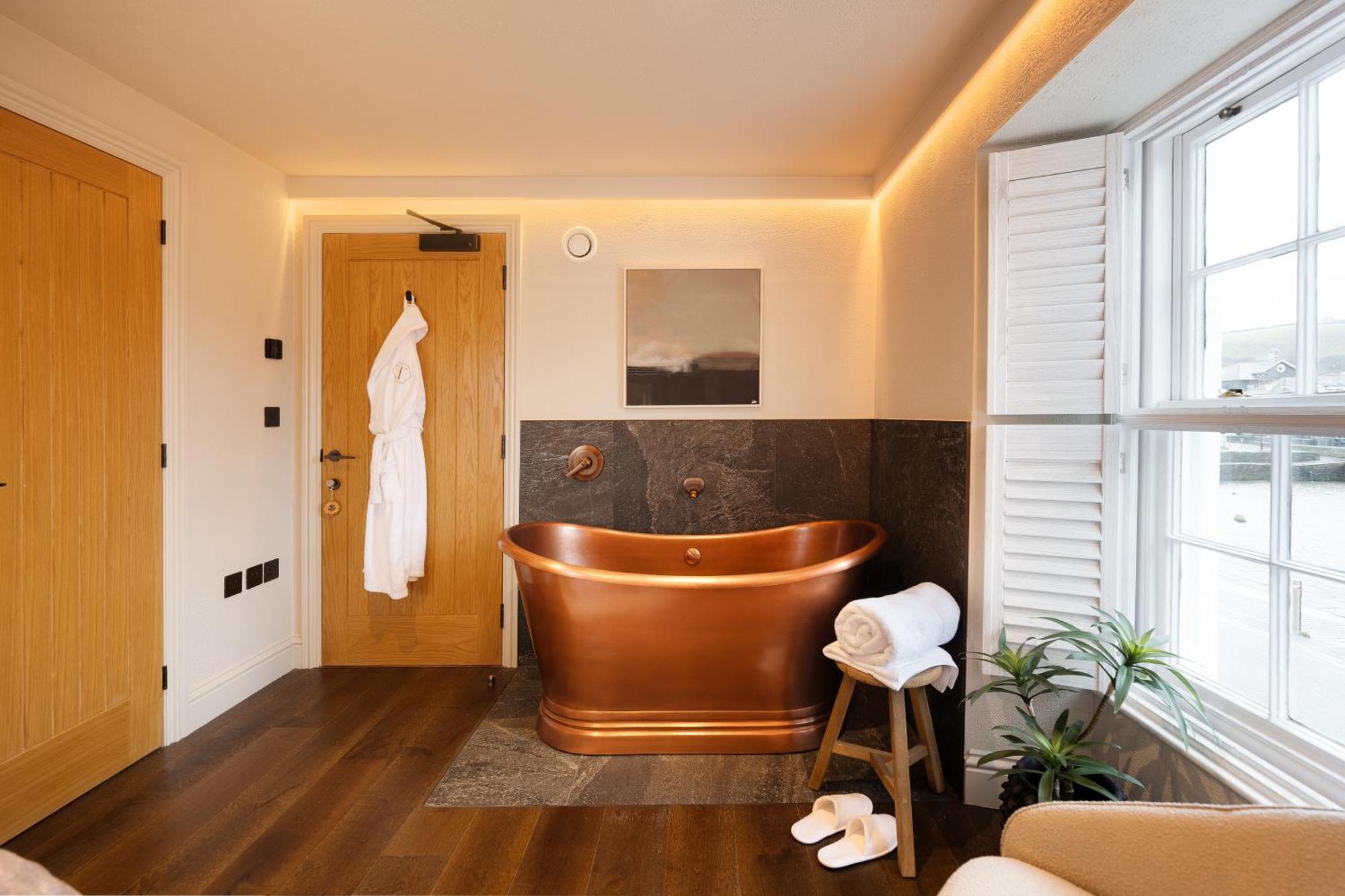 Hive Townhouse Hotel Аберерън Екстериор снимка
