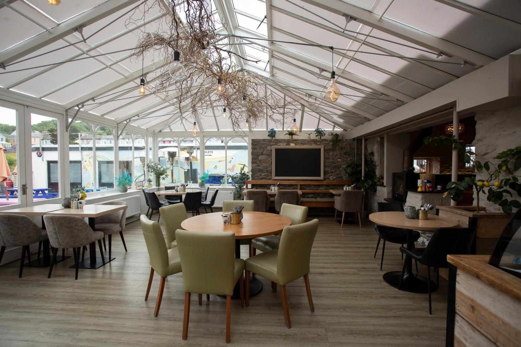 Hive Townhouse Hotel Аберерън Екстериор снимка
